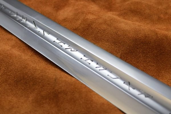 erland-sword-medieval-sweapon-1547-blade-engraving erland-sword-medieval-sweapon-1547-blade-engraving