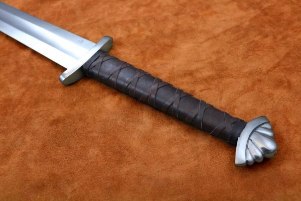 the-gaurdlan-two-handed-viking-sword-medieval-weapon-1342-hilt the-gaurdlan-two-handed-viking-sword-medieval-weapon-1342-hilt