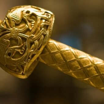 joyeuse-charlemagne-hilt-sword-museum-louvre-2