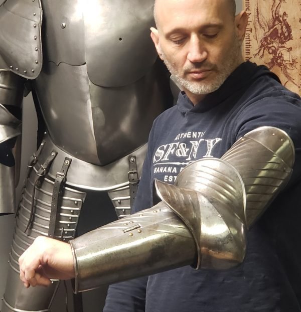 gothic-vambrace-armor gothic-vambrace-armor