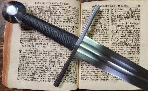 1324-medieval-sword-display 1324-medieval-sword-display