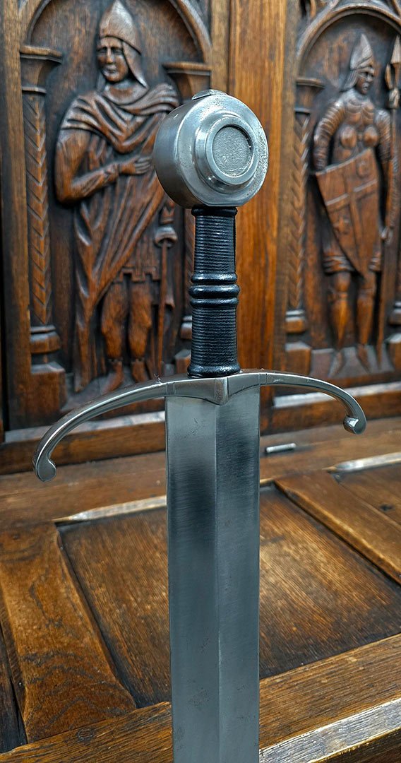 Alternative view of (Sale Sword) Arms & Armor Henry V sword (#98898)